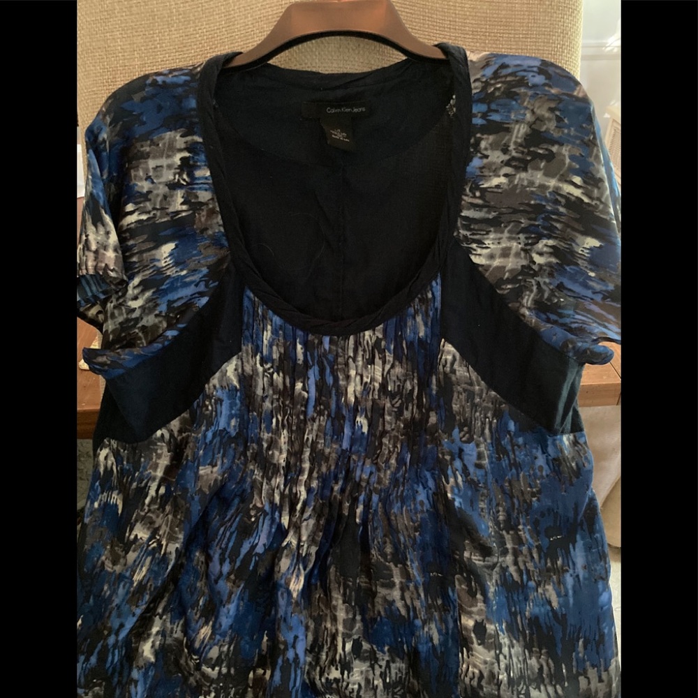 Calvin Klein flutter sleeve top - size Large